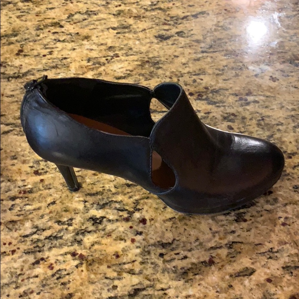 Nine West black leather heel